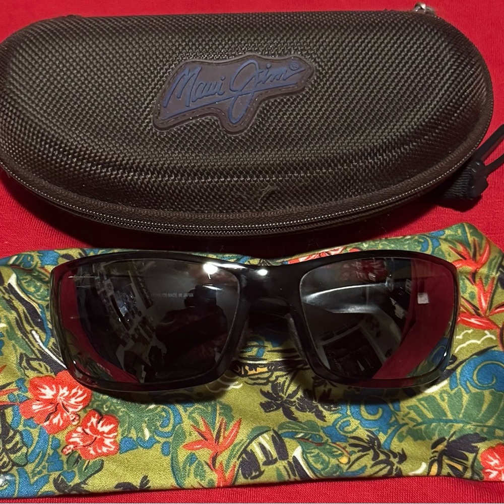 Maui Jim Black Sunglasses Canoe 208-02 rare discontinued in mint condition!